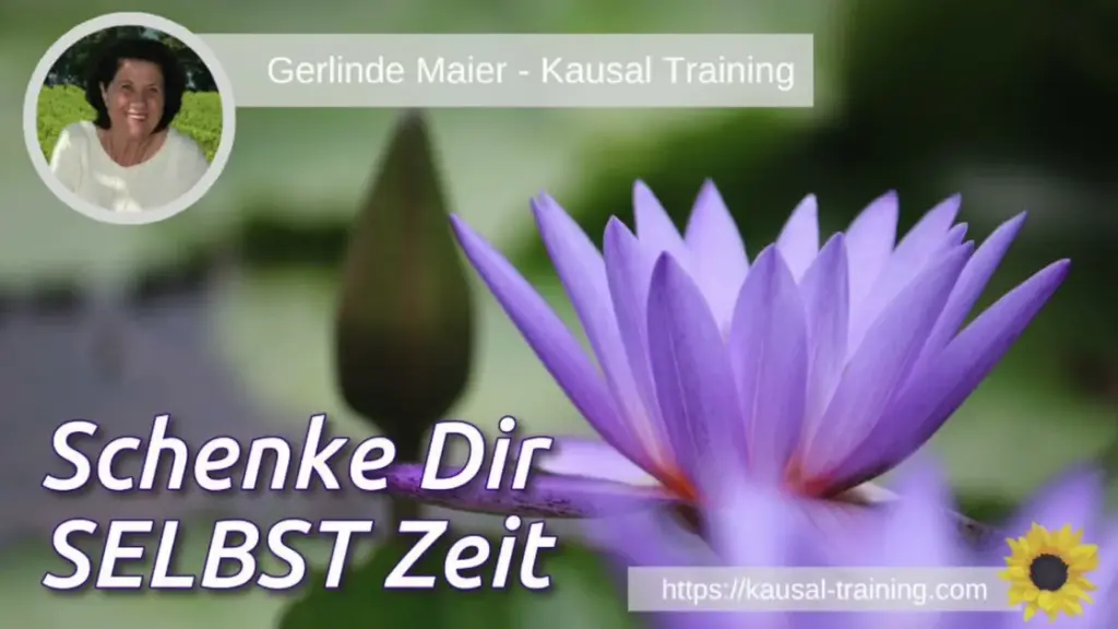 Violette Lotusblüte vor grünem Hintergrund, Vorschaubild des Videos „Schenke Dir SELBST Zeit“