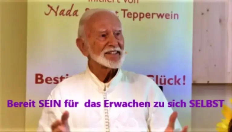 Kurt Tepperwein in weißem Gewand vor einem Banner, darüber der Schriftzug „Bereit SEIN für das Erwachen zu sich SELBST“