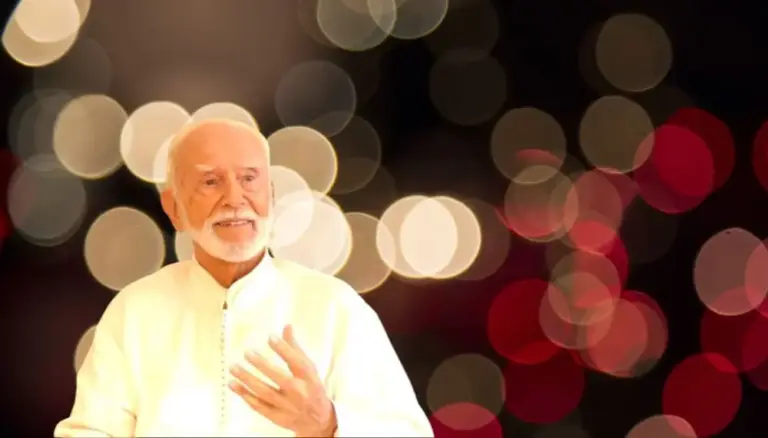 Kurt Tepperwein in weißem Gewand vor einem Hintergrund aus roten und goldenen Lichtpunkten