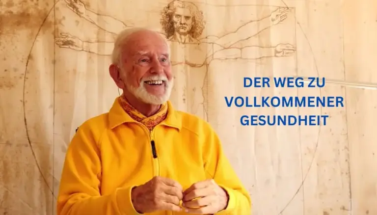 Kurt Tepperwein in gelber Jacke vor einer Holzwand mit dem Schriftzug „Der Weg zu vollkommener Gesundheit“