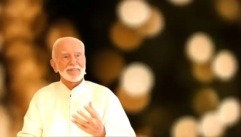 Kurt Tepperwein in weißem Gewand vor einem Hintergrund aus goldenen Lichtpunkten