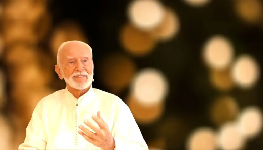 Kurt Tepperwein in weißem Gewand vor einem Hintergrund aus goldenen Lichtpunkten