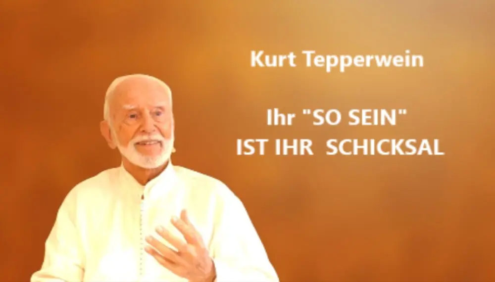 Kurt Tepperwein in weißem Gewand vor orangefarbenem Hintergrund mit dem Schriftzug „Ihr SO SEIN ist Ihr Schicksal“