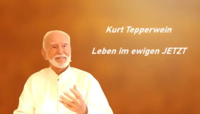 Kurt Tepperwein in weißem Gewand vor warmem orangefarbenem Hintergrund mit dem Schriftzug „Leben im ewigen JETZT“