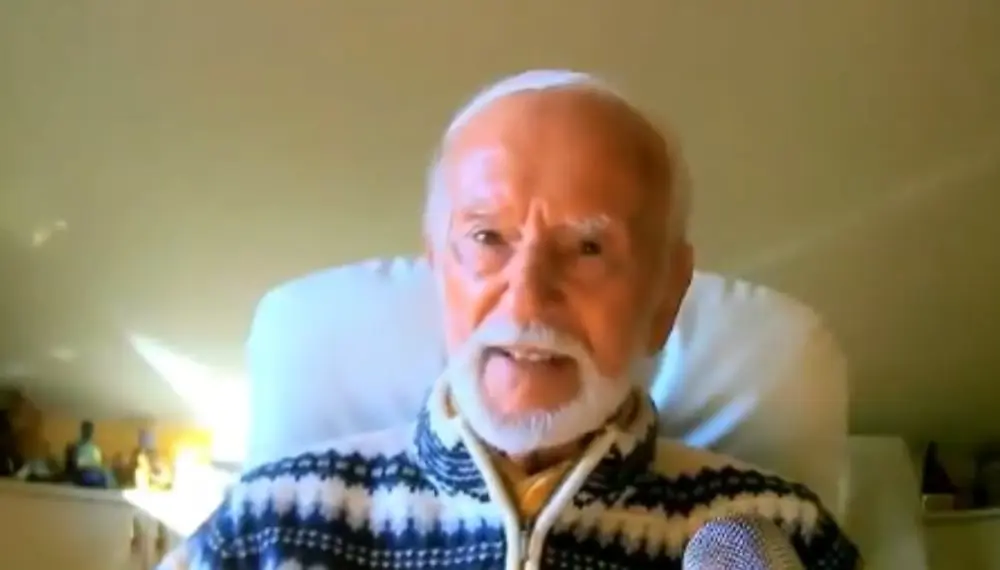 Kurt Tepperwein im Norwegerpullover spricht in die Kamera
