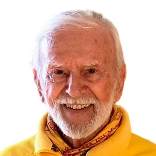 Kurt Tepperwein, lächelnd, mit weißem Bart und gelber Jacke
