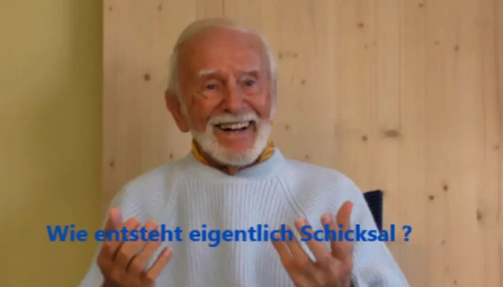 Kurt Tepperwein in hellem Pullover gestikuliert, darüber der Schriftzug „Wie entsteht eigentlich Schicksal?“